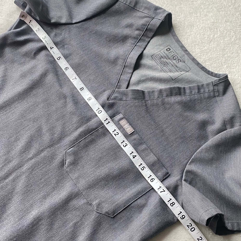 FIGS Catarina One-Pocket Scrub Top™ small - Gray Graphite - Picture 13 of 14